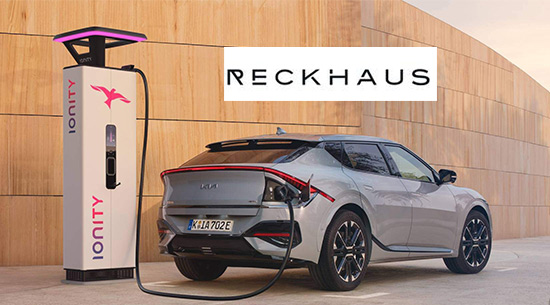 Umbau bei Autohaus Reckhaus, Mitarbeiter zeigt Daumen hoch