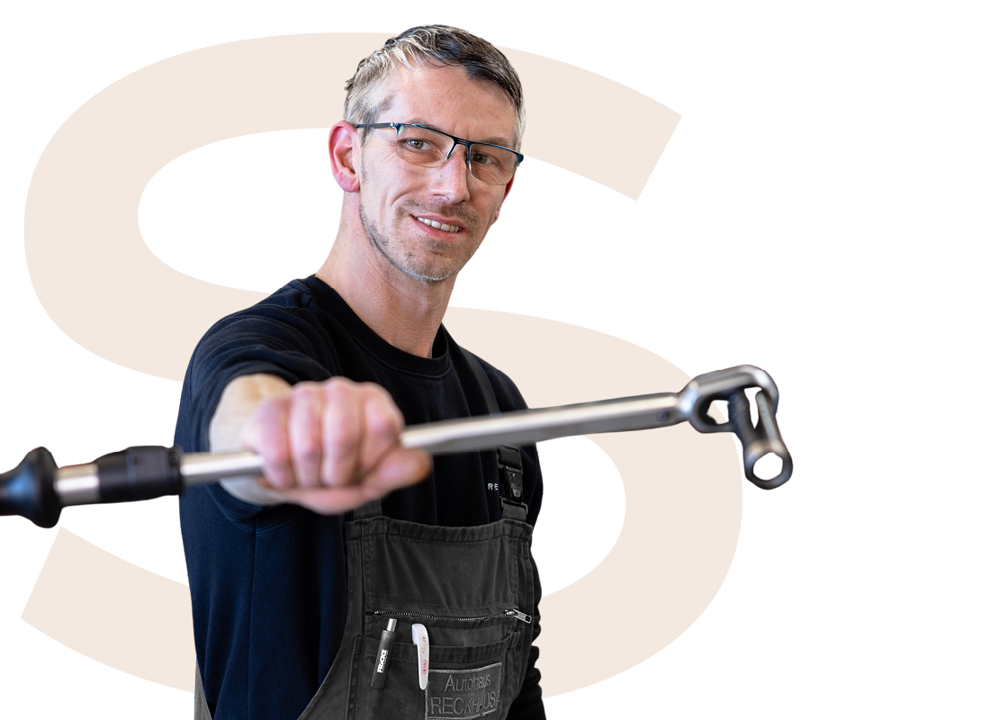 Servicemitarbeiter mit Schraubschlüssel