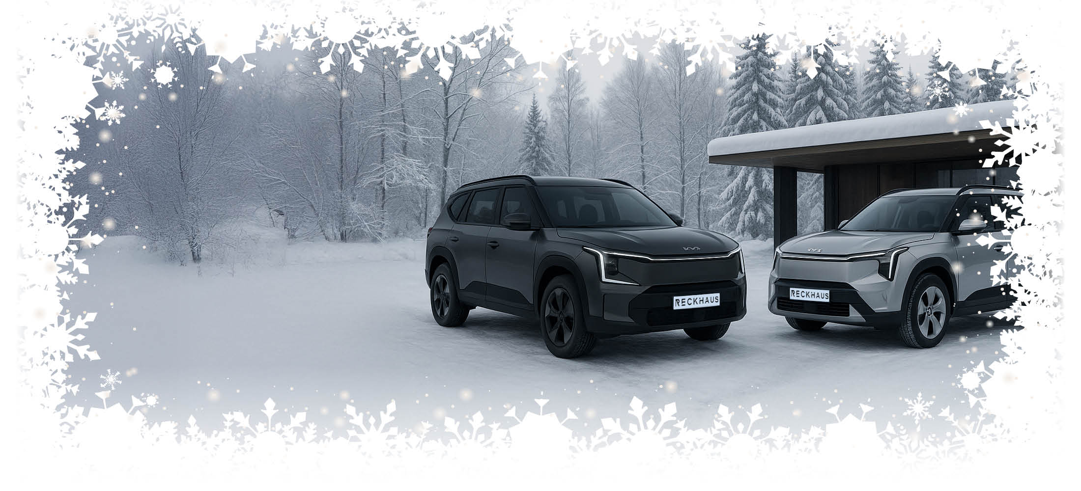 Zwei Kia-E-Modelle stehen auf einer Straße mit Landschaft im Hintergrund